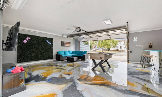 New Baltimore House | Pet Friendly/Gated Backyard/Game room/Hot Tub