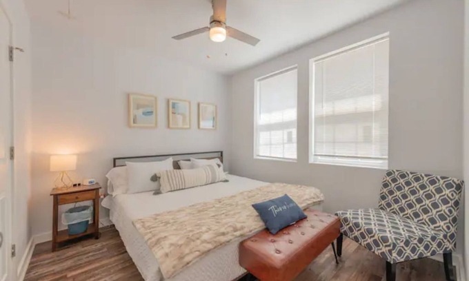 Riverside House | Pet Friendly Getaway Cottage w Private Deck Fast Wifi + Parking
