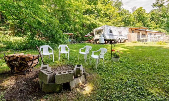 Town of New Baltimore House | Pet Friendly Glamping Hot Tub Fire Pit Patio