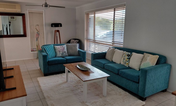 Oxenford House | Pet friendly Gold Coast holiday home, Sleeps 7, 10min walk to 'Wet n Wild'