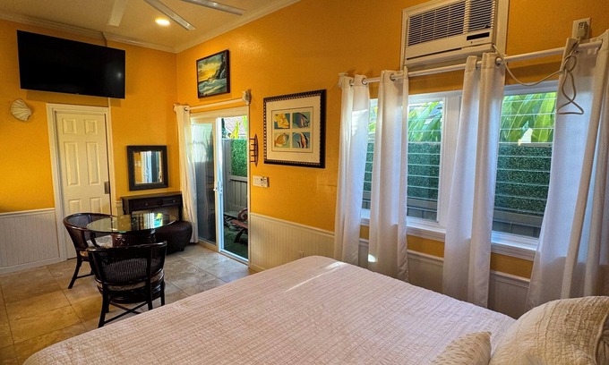 Diamond Head - Kapahulu - St. Louis Apartment | Pet Friendly Guesthouse + Parking