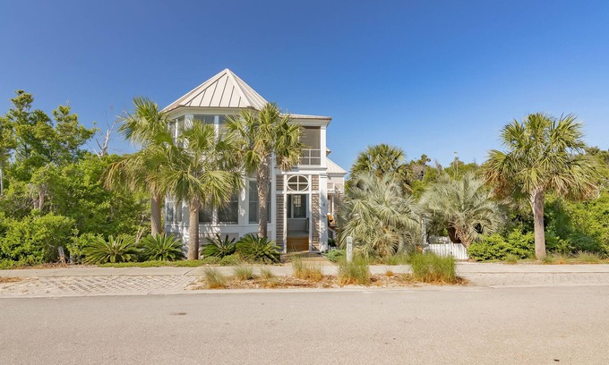 Bald Head Island House | Pet friendly home located close to the shoals club! large deck space and 2 golf carts