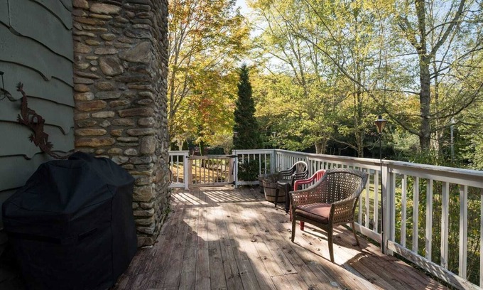 Blowing Rock House | Pet-Friendly Haven: Serene Escape, 5 Miles Away from Downtown Blowing Rock!