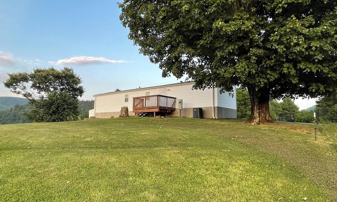 Deep Gap House | Pet friendly, hdtv°Fireplace°Netflix°Backyard
