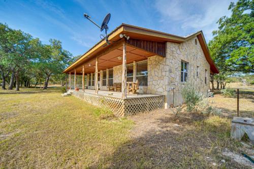 Harper House | Pet-Friendly Hill Country Retreat with Deck!