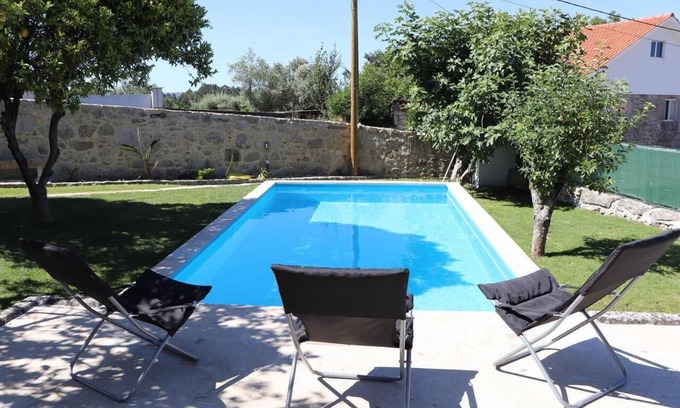 Cardielos House | Pet-Friendly Holiday Home 'Casa do Mestre' with Mountain View, Pool & Wi-Fi