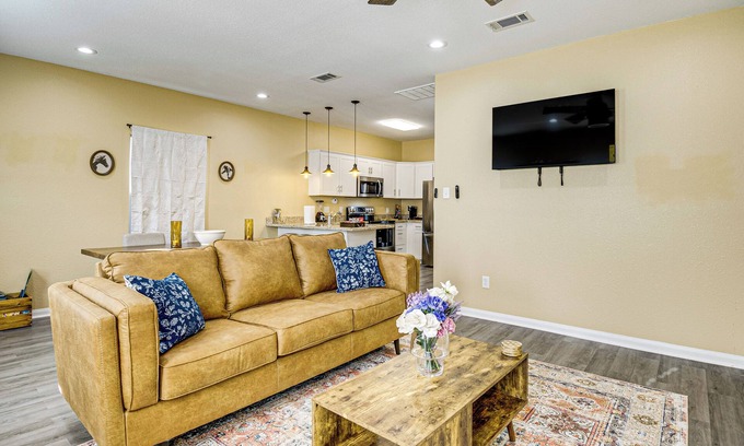 Montgomery House | Pet-Friendly Home 2 Miles to Lake Conroe!