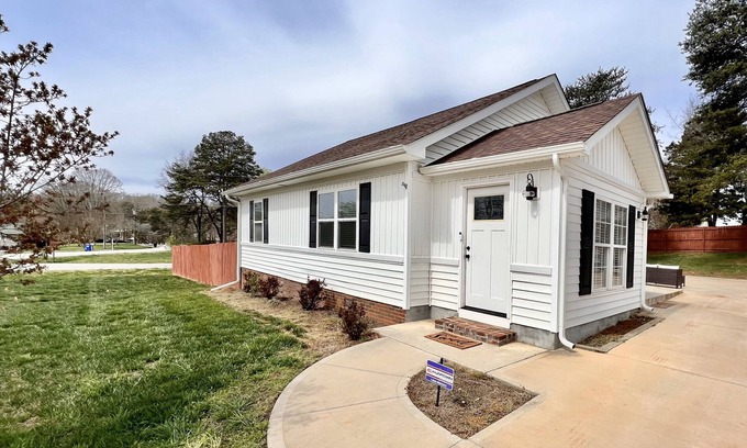 Mayhew House | Pet Friendly Home Close To Lake Norman 3BR/2BA Newly Renovated MUST SEE!