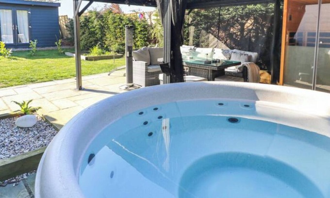 Purleigh House | Pet Friendly Home in Chelmsford-Hot Tub-Sleeps 6
