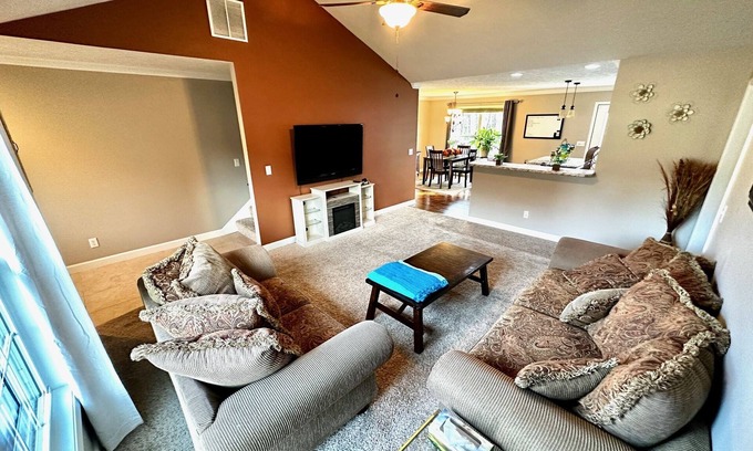 Inglefield House | Pet friendly home in Evansville