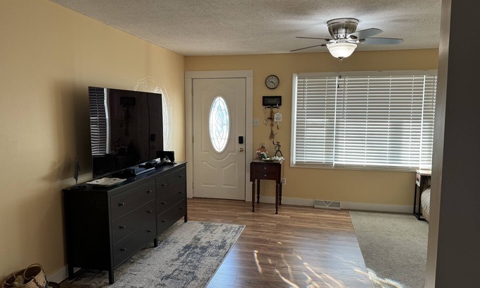 Palestine House | Pet-friendly home in Palestine with Fenced Yard!nWeekly and monthly discounts!