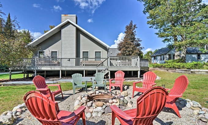 Roscommon House | Pet-Friendly Home Near Lakes & Snowmobile Trails!