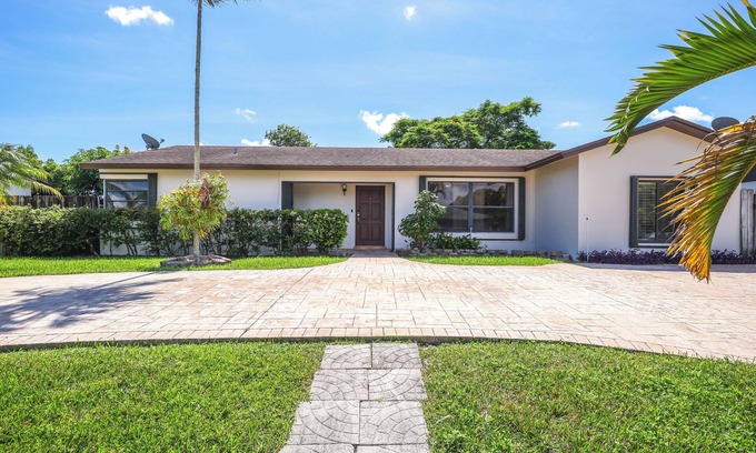 Palmetto Estates House | Pet-Friendly Home w/Yard ~ 3 Mi to Zoo Miami!