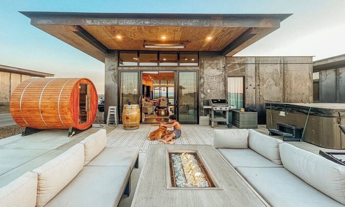 Quincy House | PET-FRIENDLY, HOT TUB & SAUNA CaveB Lakeside Luxury Spa Retreat by The Gorge