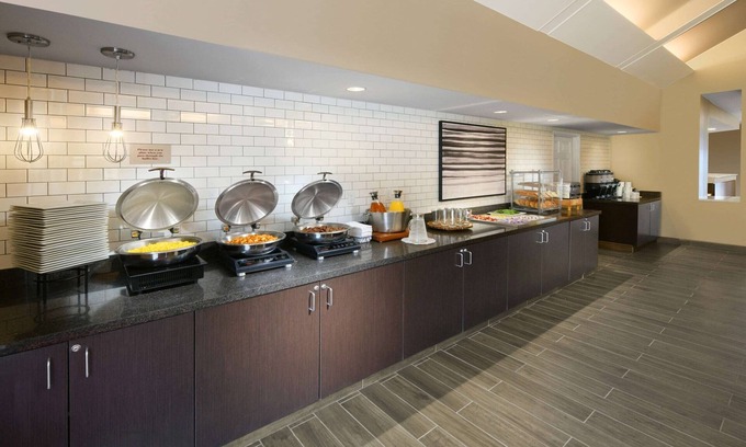 Richardson Resort | Pet-friendly Hotel Near Cotton Bowl Stadium! FREE Parking, Pool, Tennis Court!