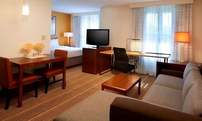 Waukegan Apartment | Pet-friendly Hotel! Outdoor Pool, Free Breakfast, Near Six Flags Great America!