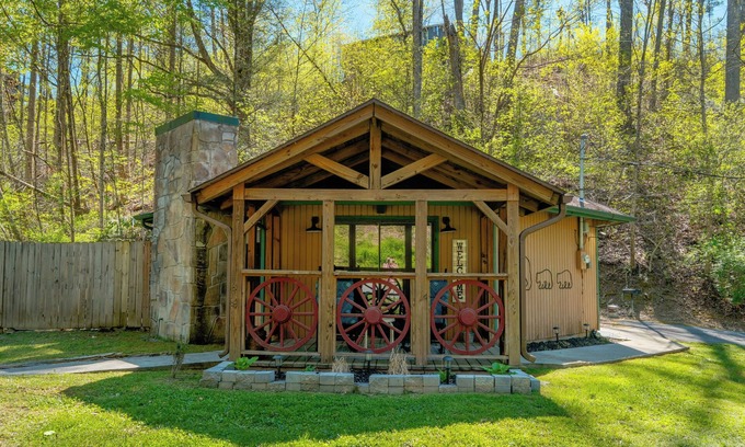 Gatlinburg - Pigeon Forge Ski Chalet | Pet friendly, hottub, sleeps 4, flat roads, GBurg!
