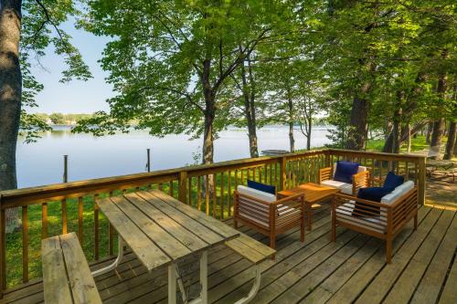Kalkaska House | Pet-Friendly Kalkaska Cottage on Lake Crawford!