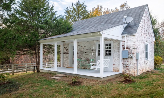 Batesville Cottage | Pet-Friendly Kent Cottage at Ivy Cottages