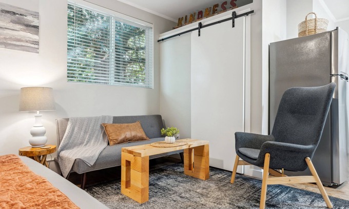 Covington Apartment | Pet-Friendly Kent Vacation Rental, Walk to Lake!