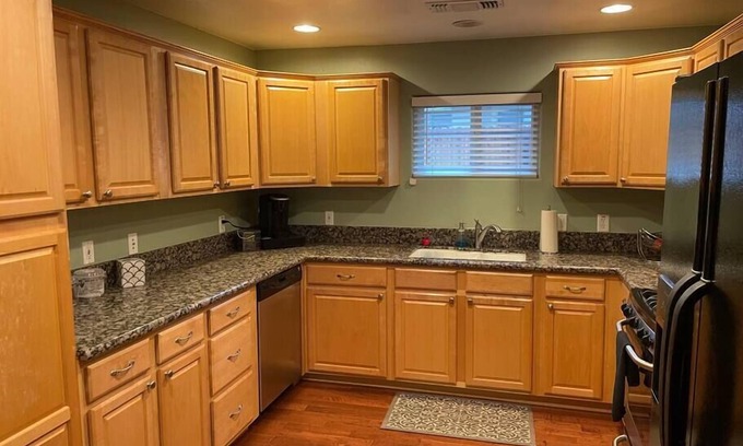 Auburn House | Pet Friendly, King bed, 3 Rooms Sleeps 6