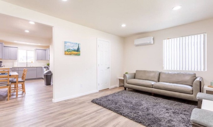 Bonita House | PET FRIENDLY!, King Bed, Free Parking, & Wifi.