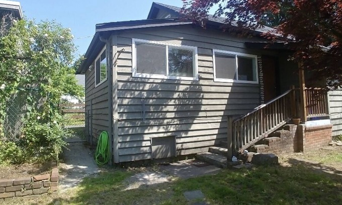 Lower Lonsdale Cottage | Pet friendly lane home, Mins away from mtns & waterfront city of North Vancouver