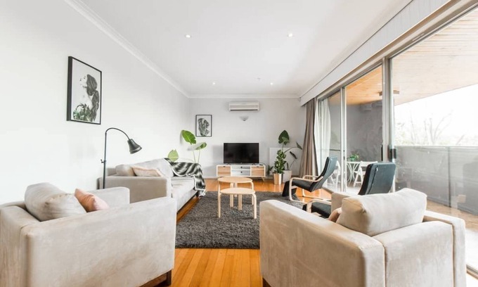 Glen Iris House | 🐶 PET FRIENDLY : Large 5bd,3bth,pool,public transport .🐶