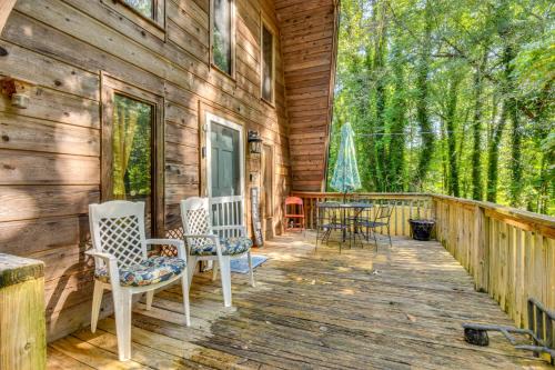 Gumlog House | Pet-Friendly Lavonia Cabin, Walk to Lake Hartwell!