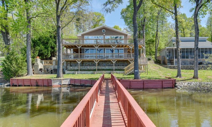 Southmont House | Pet-Friendly Lexington Vacation Rental on Lake!