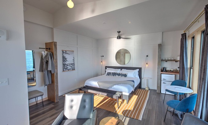 Astoria Hotel | Pet-friendly, Luxe Ice House King Room at Bowline Hotel