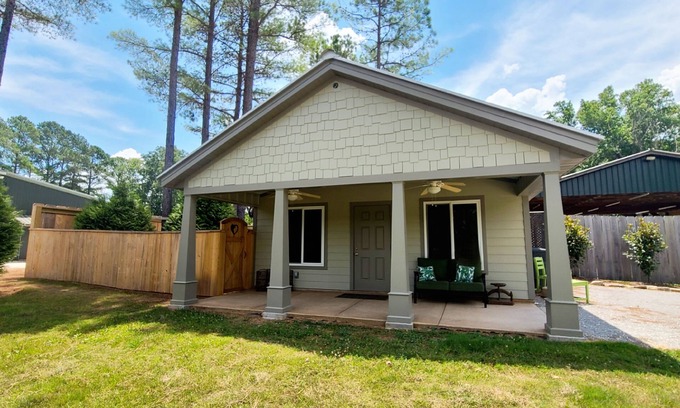 Springville Cabin | Pet-friendly Magnolia + Fishing & Trails