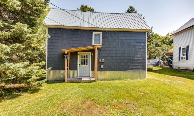 Ontonagon House | Pet-Friendly Michigan Getaway with Porch and Kayaks!