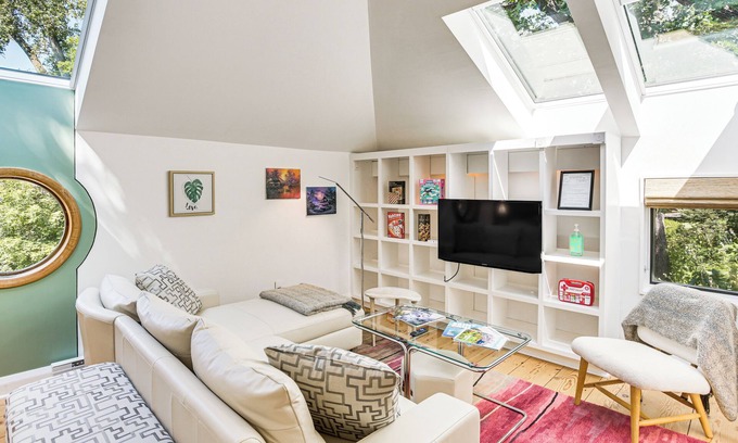 Calhoun Isles Apartment | Pet-Friendly Minneapolis Studio: Walk to Lake!