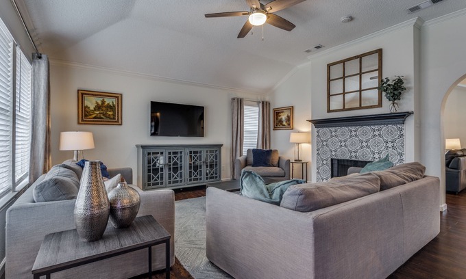 Allen House | Pet-friendly modern SFH in peaceful neighborhood