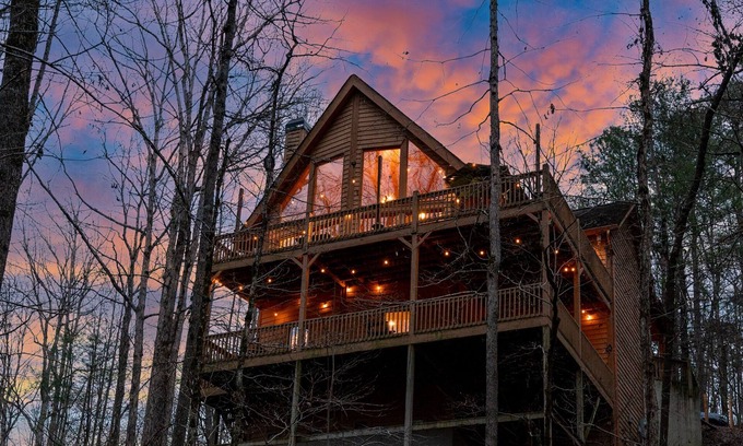 Talking Rock House | Pet Friendly Mountain Chalet - Hot Tub & Game Room
