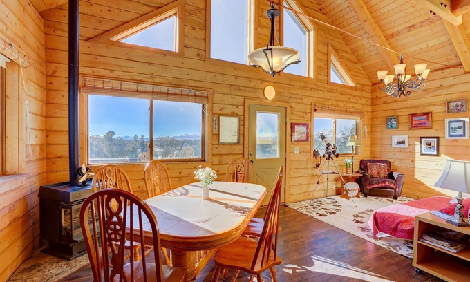 Como Cabin | Pet-Friendly Mountain Cabin with Stunning Stargazing Views