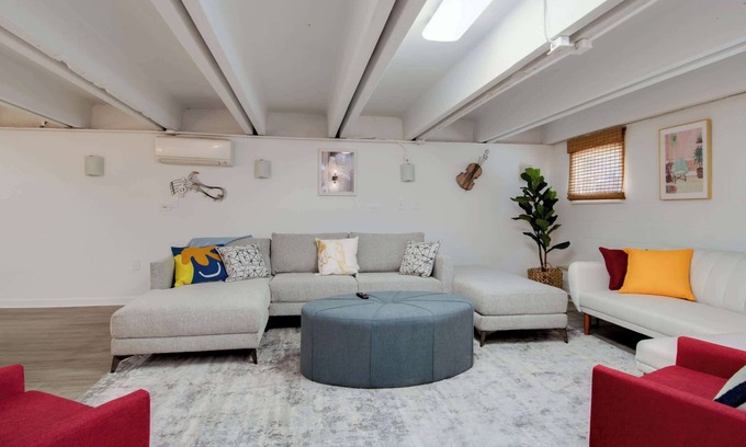 Hillwood House | Pet Friendly | Near West End