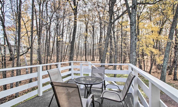 New Auburn Apartment | Pet-Friendly New Auburn Apt w/On-Site Lake!