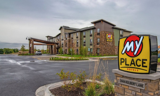 North Aurora Hotel | Pet-Friendly North Aurora Getaway | Fully Equipped Kitchen & Free Parking