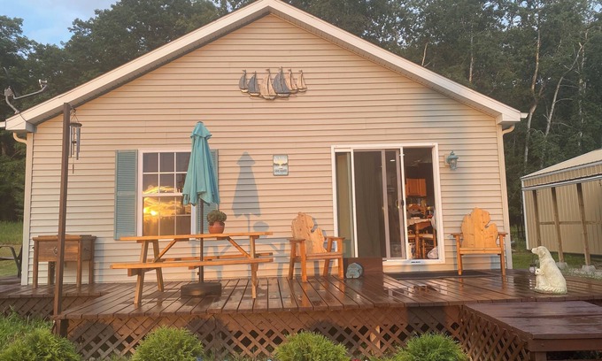 Mikado House | Pet friendly on 40 peaceful wooded acreas. Minutes from the beaches