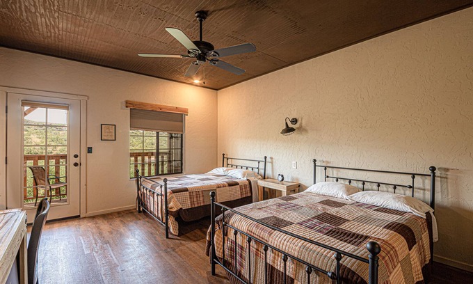 Tombstone Cabin | *Pet Friendly*on Allen Street, VIEWS! Free WIFI- Miners Cabin #5 (2 double beds)