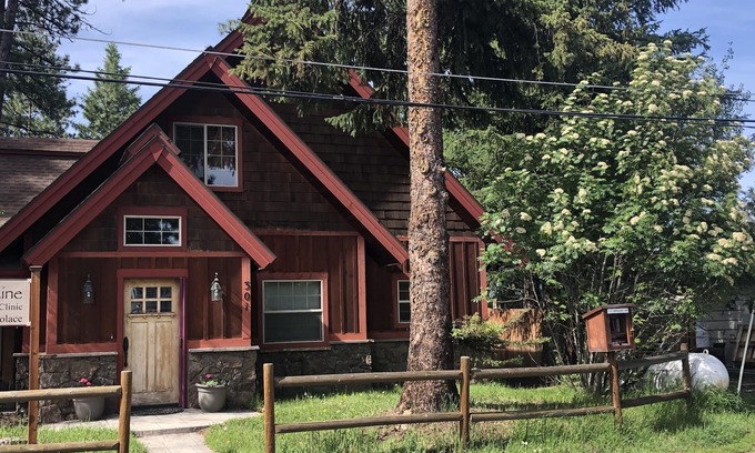 McCall House | Pet Friendly, open floor plan, 2 spacious bedrooms, 10 minute walk to lake
