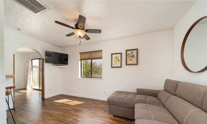 Palisade Cottage | Pet Friendly Palisade Peach Paradise on Fruit & Wine Byway