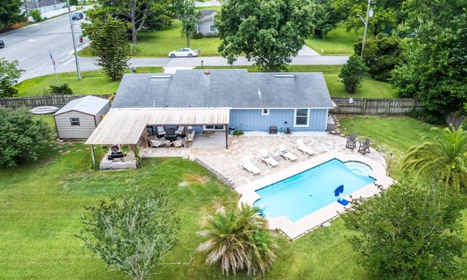 Golden Glades - The Woods House | Pet-Friendly Paradise | Pool Backyard Oasis 3BR