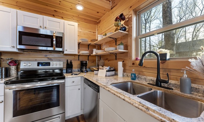 Jasper Cabin | Pet-Friendly Peaceful Cabin Near River w/Fire Pit + Hot Tub Sleeps 10