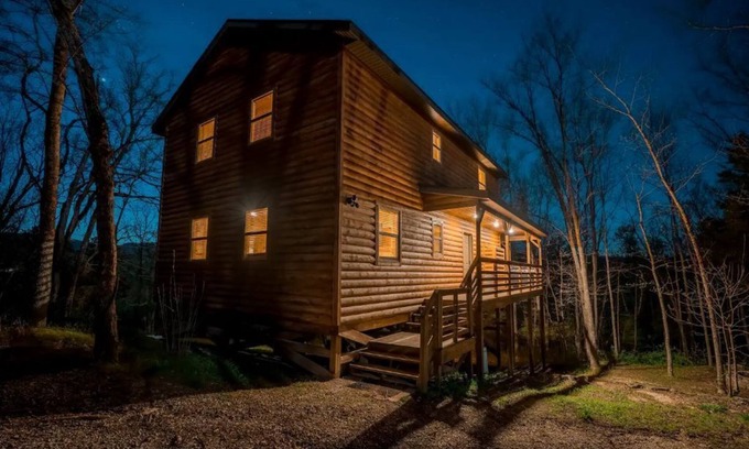 Jasper Cabin | Pet-Friendly Peaceful Cabin Near River w/Fire Pit + Hot Tub Sleeps 13
