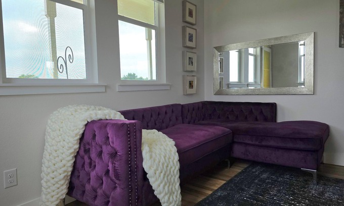 Luling House | Pet friendly Peaceful Country BBQ Clean Freaks! State Park Antiques Lavender