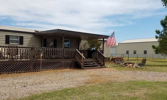 Kingston Cabin | Pet Friendly Peaceful Lake Texoma cottage