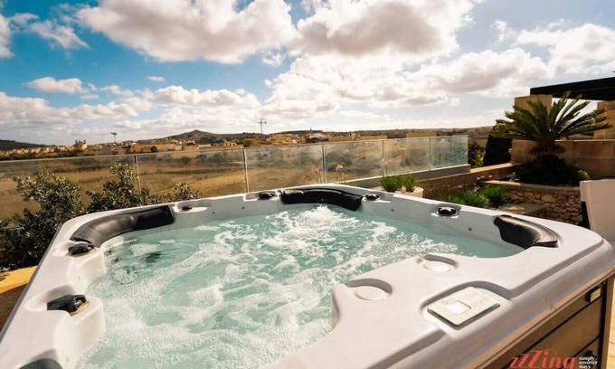 Birbuba Apartment | Pet Friendly Penthouse, Rooftop Jacuzzi with Views